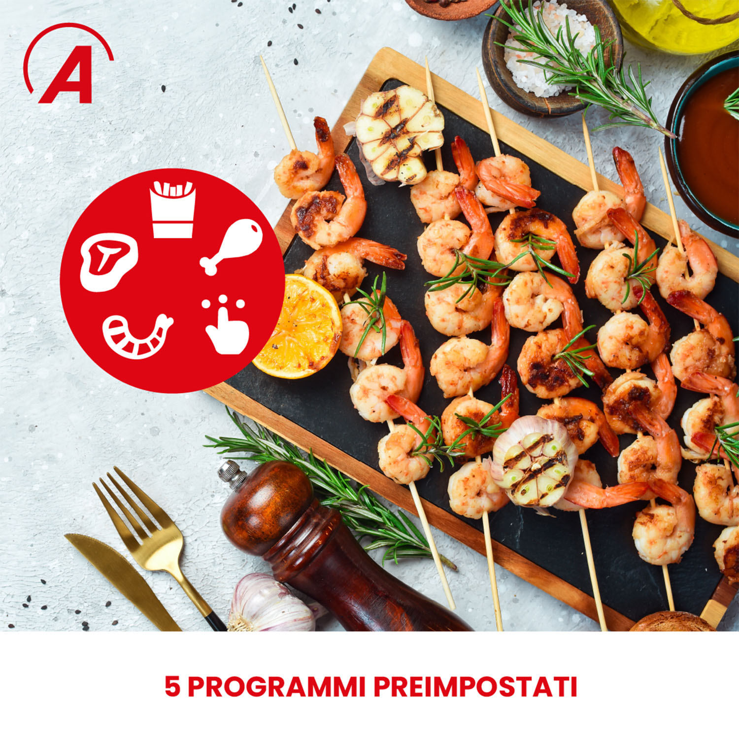 Spiedini di gamberi grigliati con aglio, erbe, limone. Logo rosso con icone alimentari in alto a sinistra.