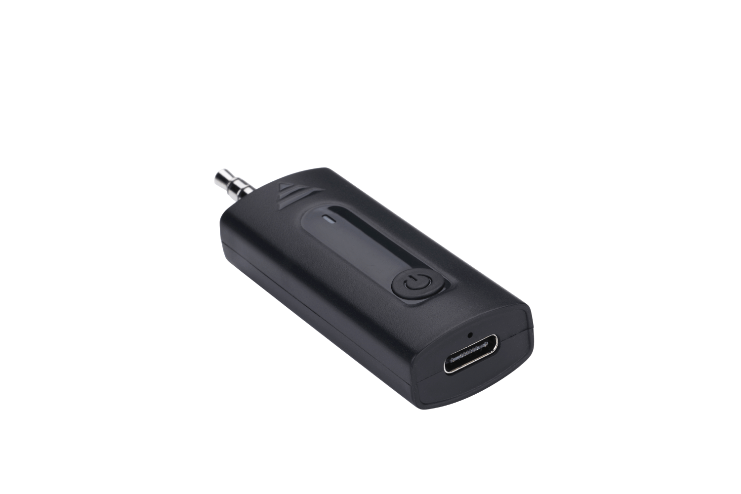 Un adaptador Bluetooth rectangular negro con un botón y un puerto USB sobre un fondo blanco.