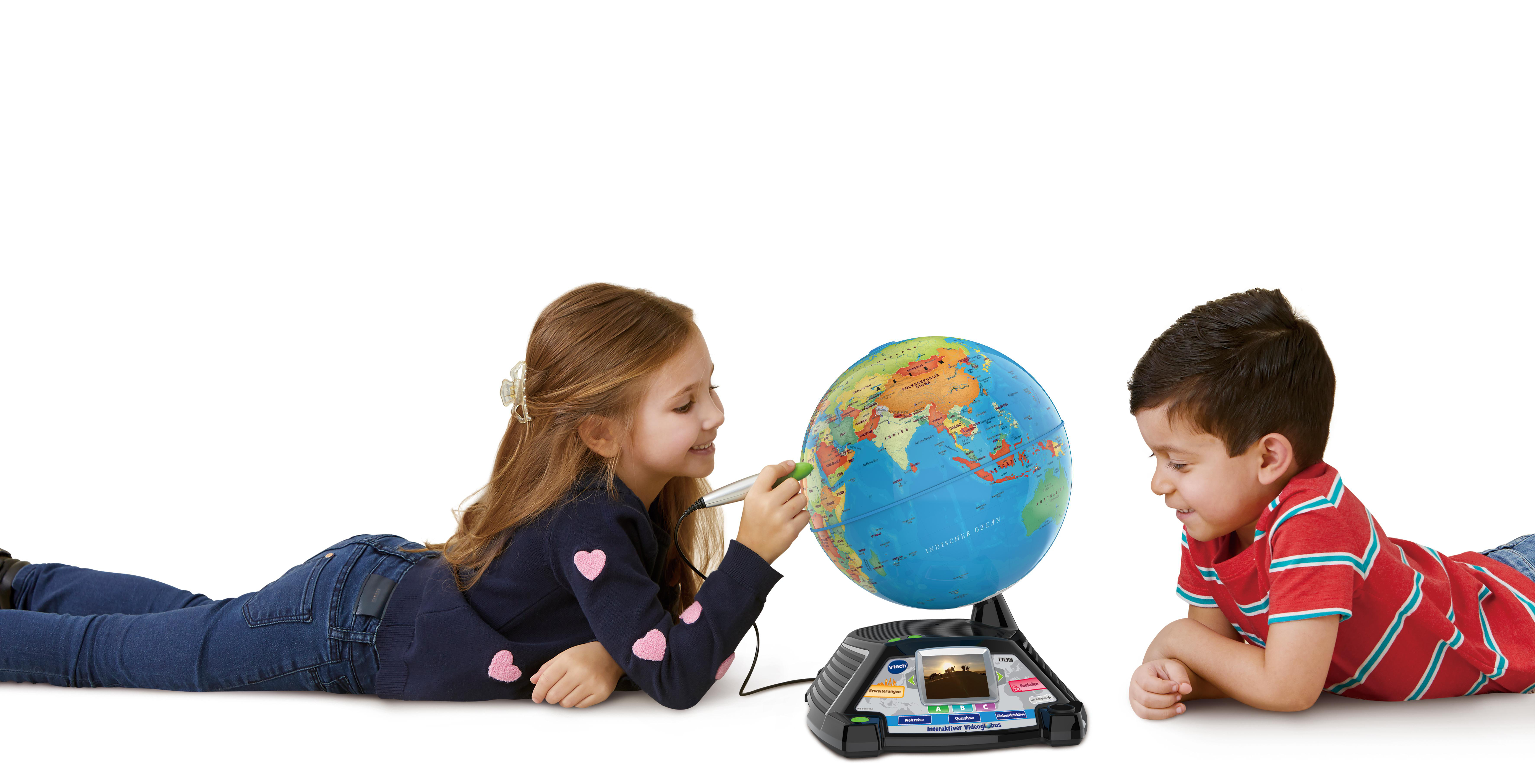 Zwei Kinder spielen mit einem Globus mit digitaler Basis.