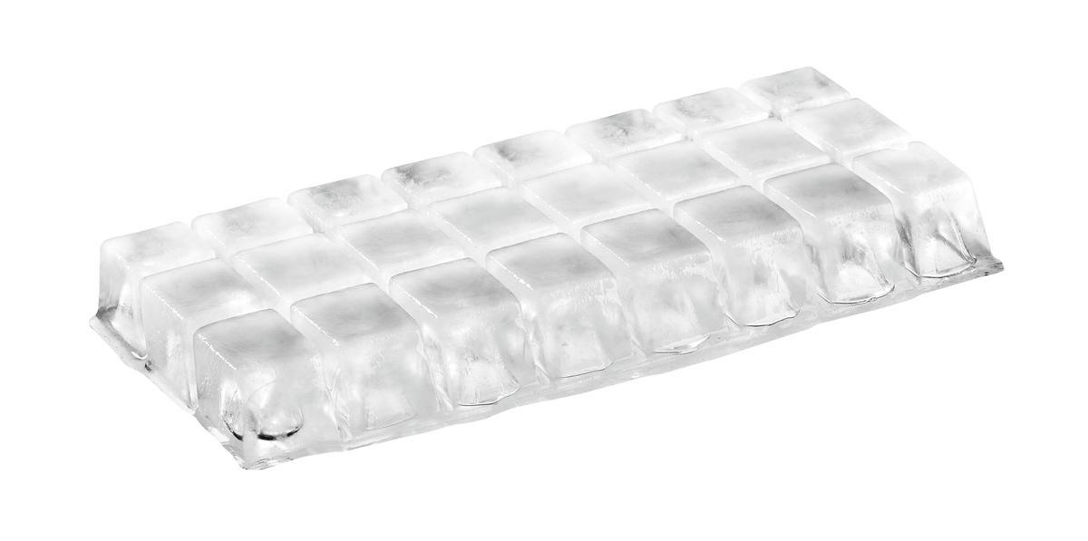 Eine Eiswürfelschale mit klaren, rechteckigen und transparenten Eiswürfeln auf weißem Hintergrund.