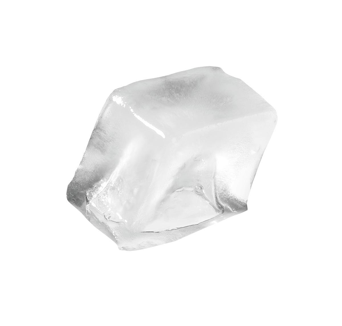 Ein einzelner, klarer Eiswürfel mit unregelmäßigen Kanten, isoliert auf weißem Hintergrund. Der Würfel reflektiert Licht.