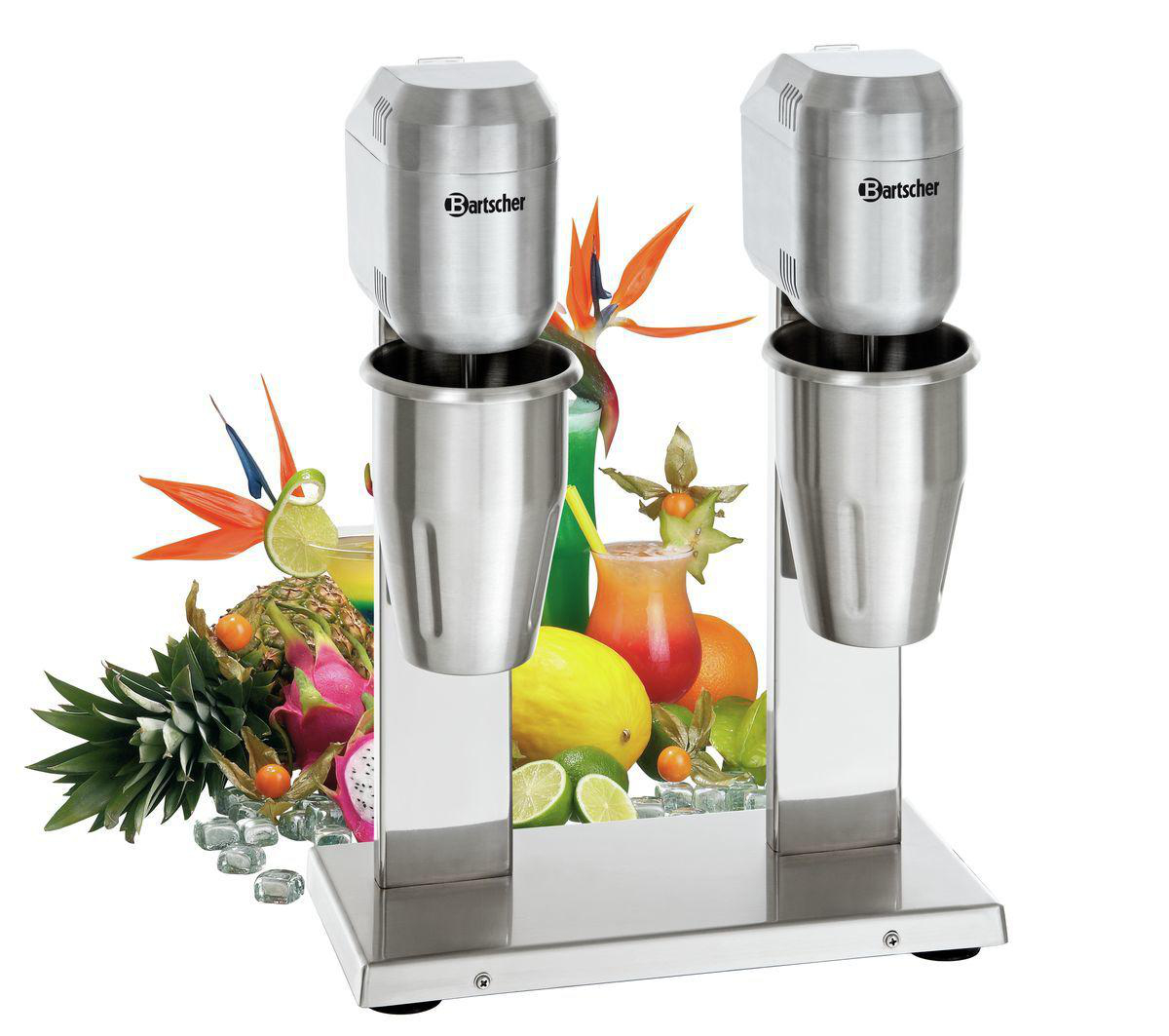Zwei metallische Getränkemixer mit Bechern, umgeben von tropischen Früchten und Cocktails. Die Mixer haben die Marke "Bartscher".