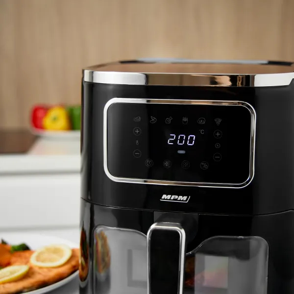 Zbliżenie czarnej frytkownicy powietrznej z podświetlanym wyświetlaczem.