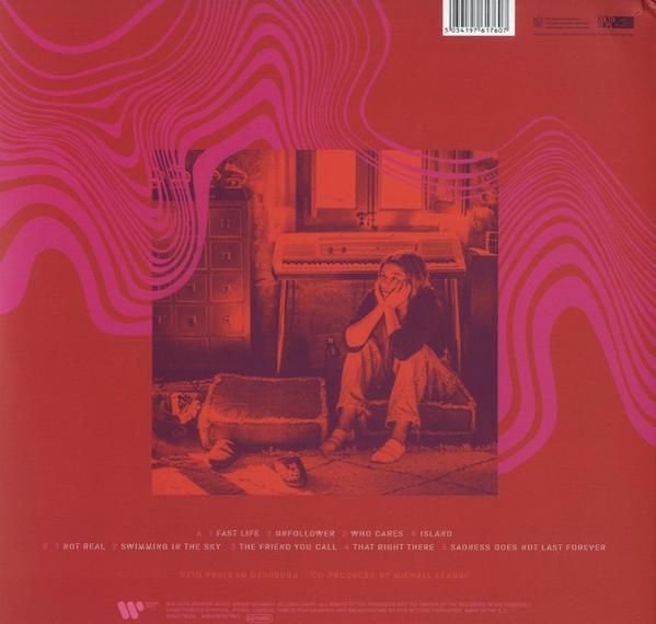 Albumcover. Rotes und pinkfarbenes abstraktes Design. Eine Frau sitzt in einem Raum und darunter eine Titelliste.