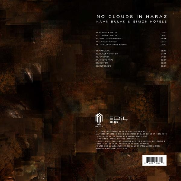 Albumcover mit Trackliste, schwarzer Hintergrund, Text in Weiß und Gelb.