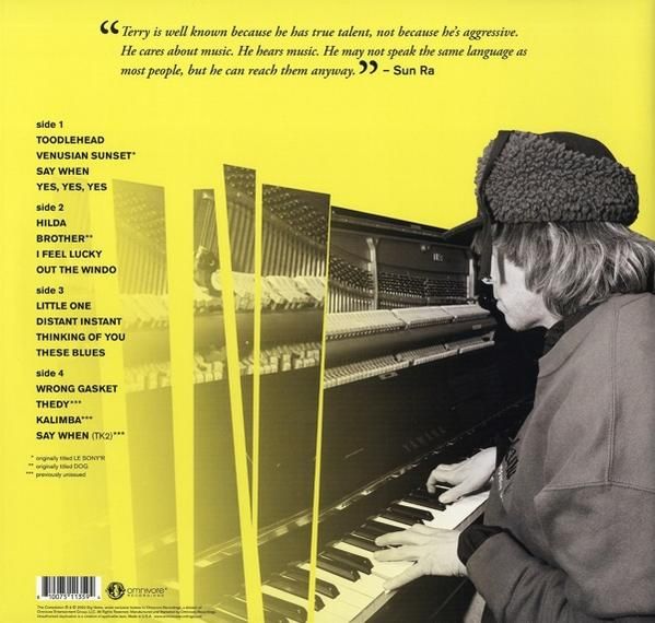 Rückseite des Albums mit einem Mann am Klavier, einem Zitat und Titelliste. Gelber Hintergrund mit schwarzem Text.