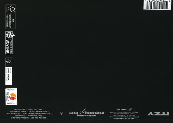 Schwarzes Albumcover mit Text und Logos. Weißer Text ist sichtbar. Enthält den Albumtitel und Songnamen.