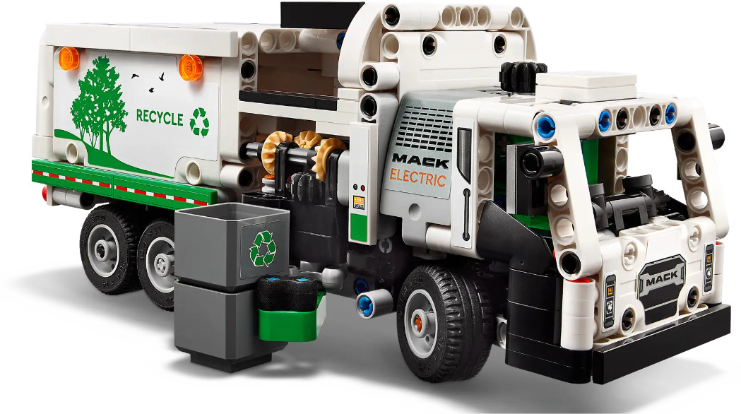 Model śmieciarki Lego Technic Mack Electric w studio, na białym tle.
