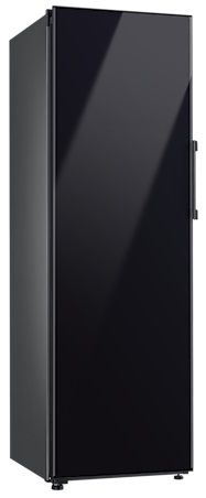 Czarna lodówka z błyszczącymi drzwiami i uchwytem po prawej stronie na białym tle.