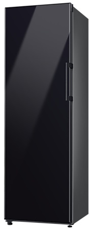 Czarna lodówka z uchwytem po prawej stronie i błyszczącą powierzchnią.