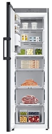 Otwarta lodówka z jedzeniem. Przezroczyste pojemniki i półki.