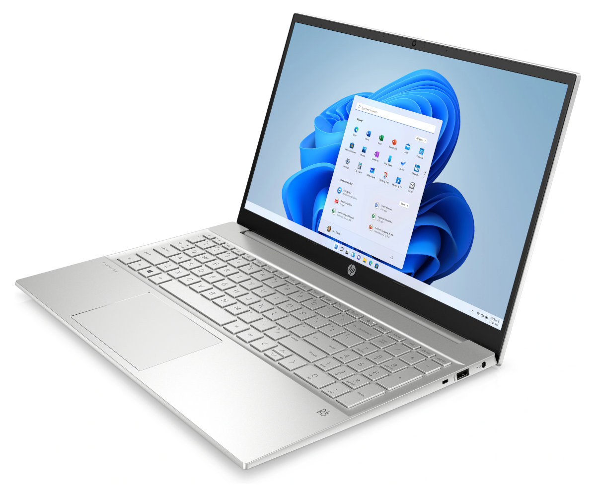 Laptop z wyświetlaczem Windows 11, srebrna obudowa, białe tło.