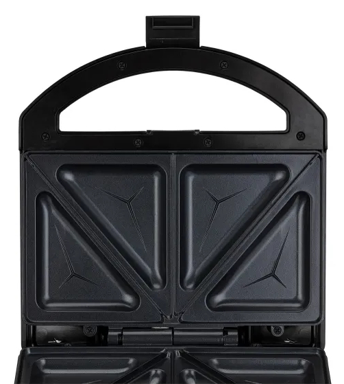 Czarny opiekacz do kanapek, otwarty, pokazujący dwie puste, trójkątne płyty do gotowania, na białym tle.