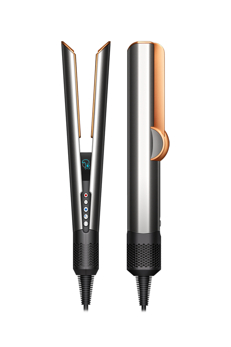 Zwei Haarglätter, einer offen und einer geschlossen, silber und roségold, vor schwarzem Hintergrund.