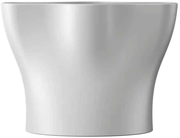 Witte decoratieve vaas, uitlopende vorm, glanzend oppervlak, opname in studio, witte achtergrond.