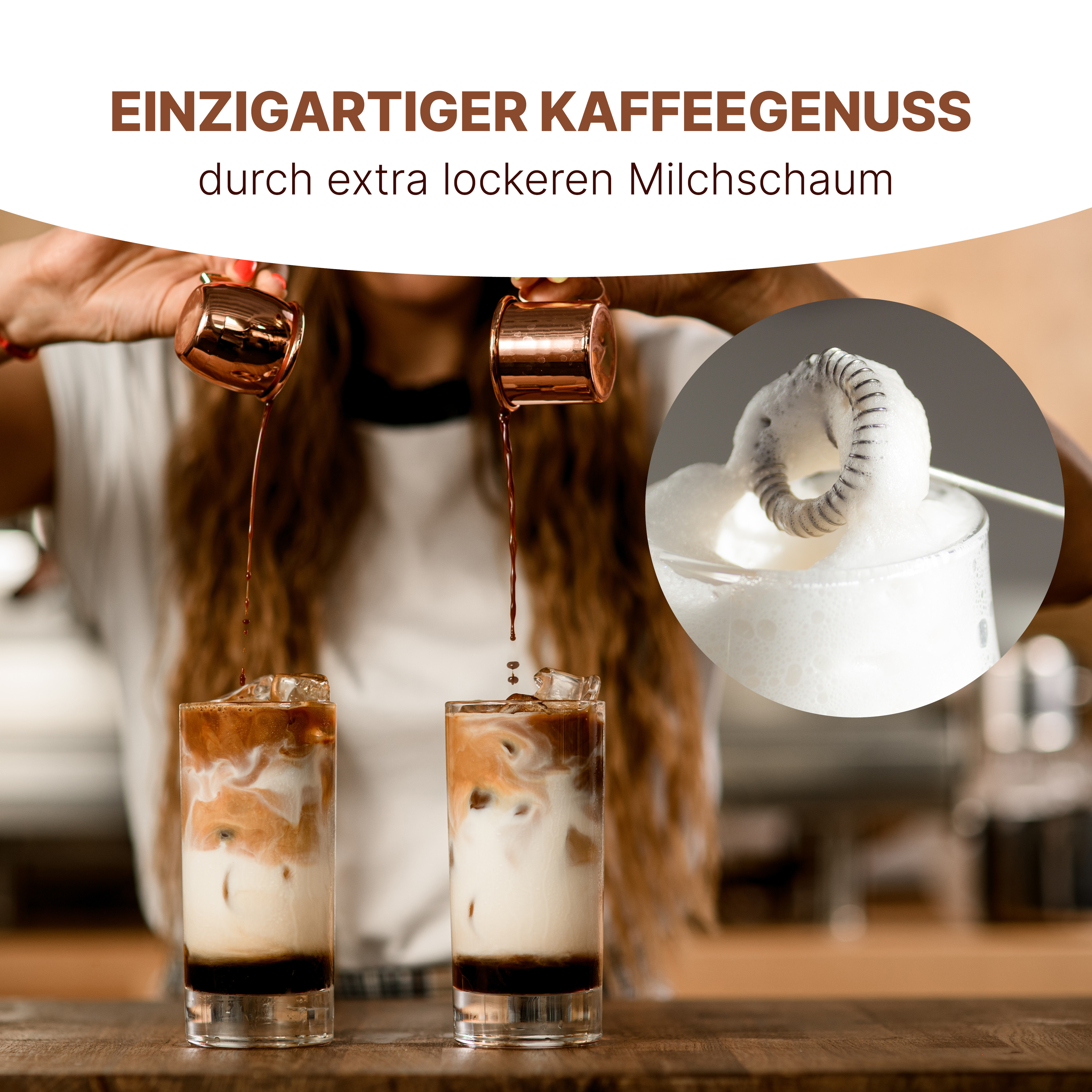 Zwei Gläser mit Kaffee und Milch. Eine Frau gießt Kaffee mit einem Kupferkrug ein.