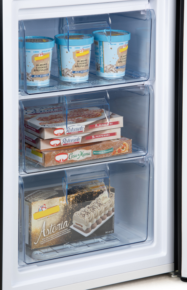 Intérieur de congélateur avec crème glacée, boîtes de pizza et une boîte de gâteau visibles.