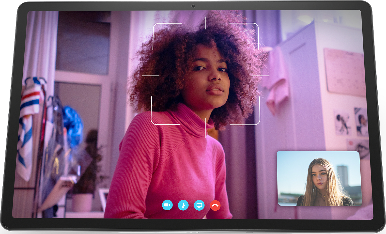 Tablet-Bildschirm, der einen Videoanruf zwischen zwei Frauen zeigt. Pinker Pullover, Schlafzimmerhintergrund.