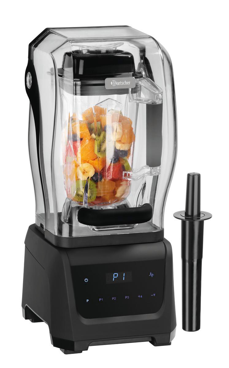 Ein schwarzer Mixer mit einem transparenten Behälter voller gemischter Früchte. Ein schwarzer Stopfer befindet sich an der Seite.