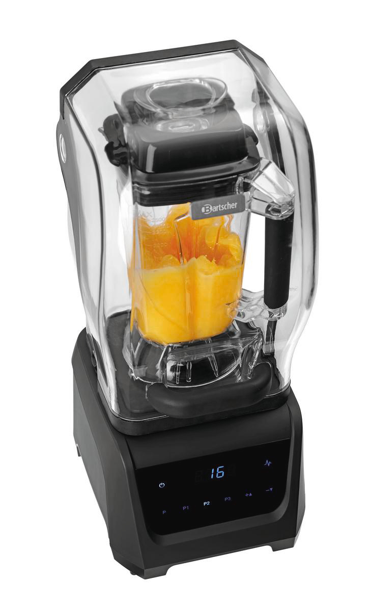 Ein schwarzer Mixer mit einem transparenten Behälter, der orangefarbene Flüssigkeit enthält. Die Basis zeigt die Zahl 16.