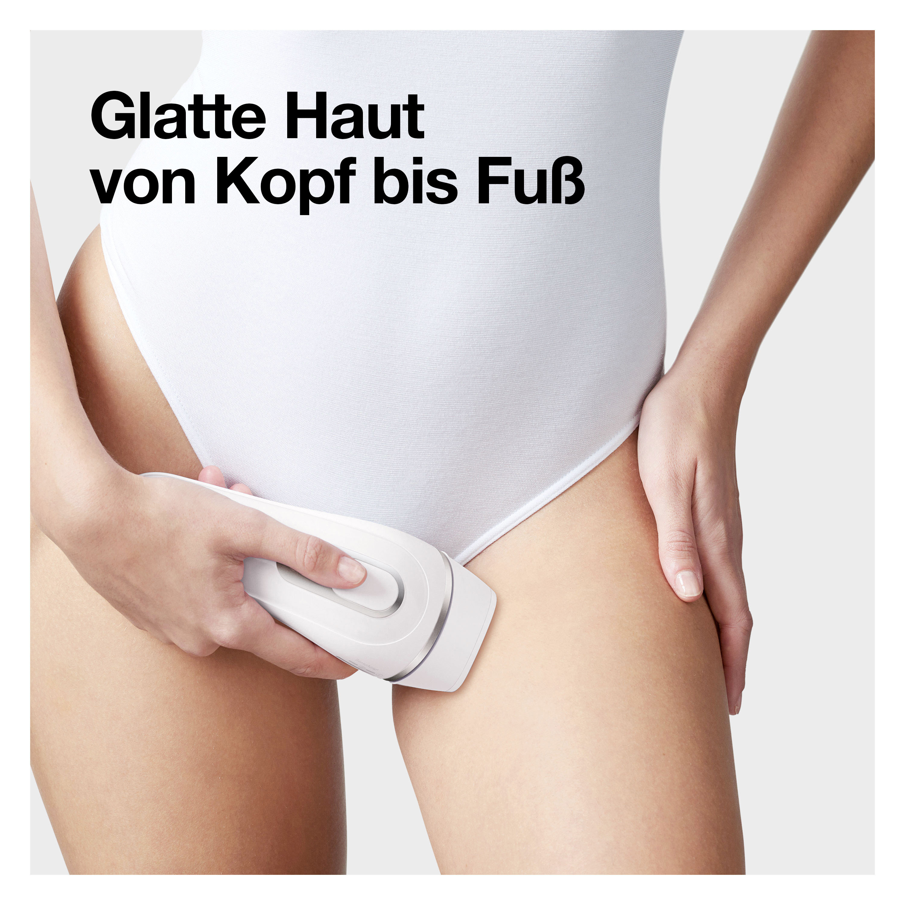 Nahaufnahme: Frau, die ein weißes Gerät auf ihrem Oberschenkel benutzt.