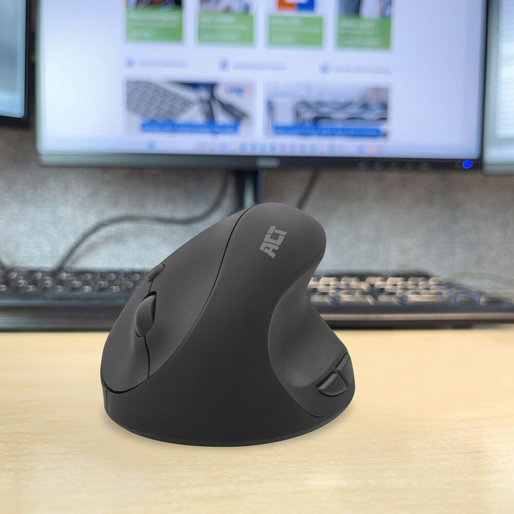 Egy ergonomikus fekete egér egy fa asztalon.