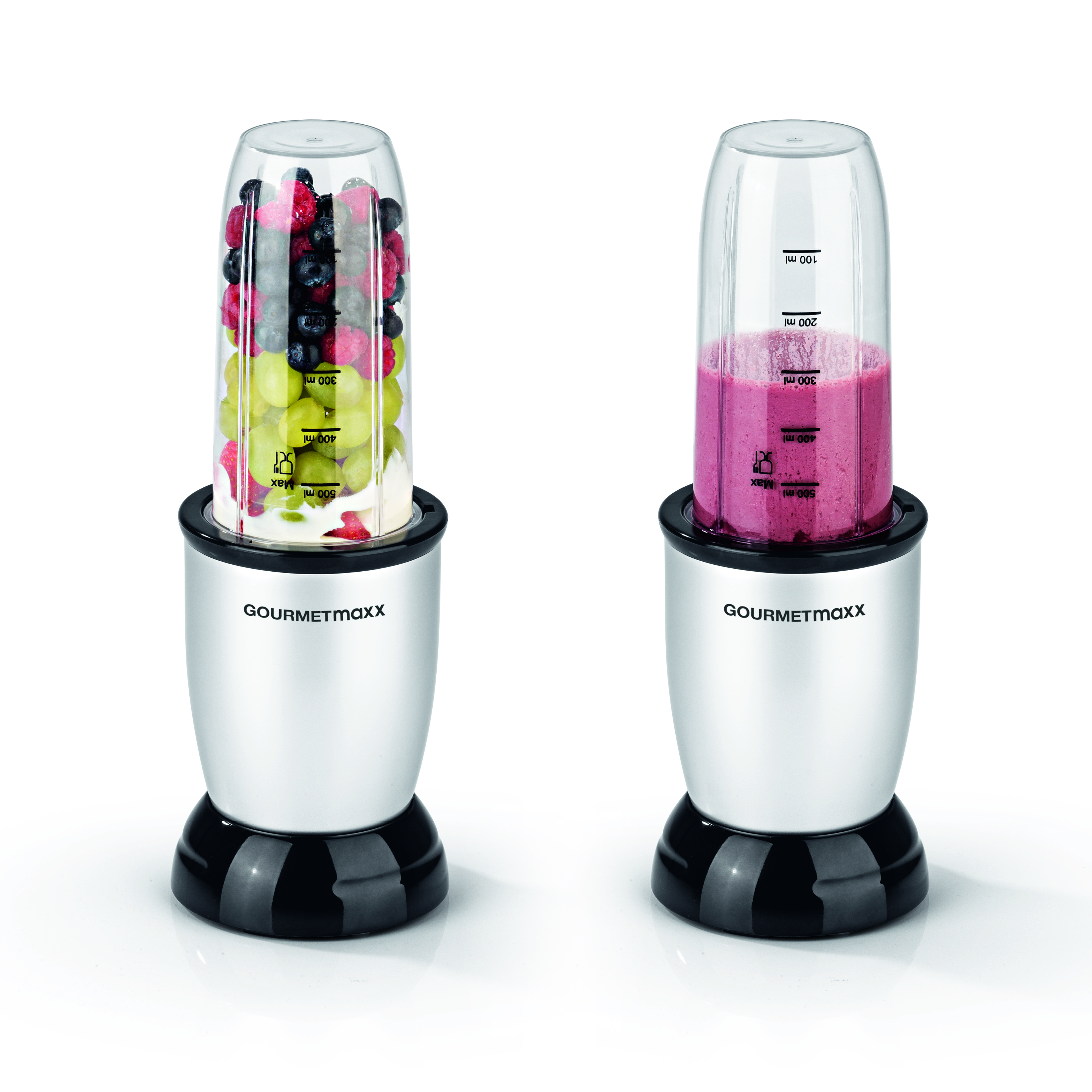 Mixer mit Früchten in einem und gemixtem Smoothie in einem anderen.