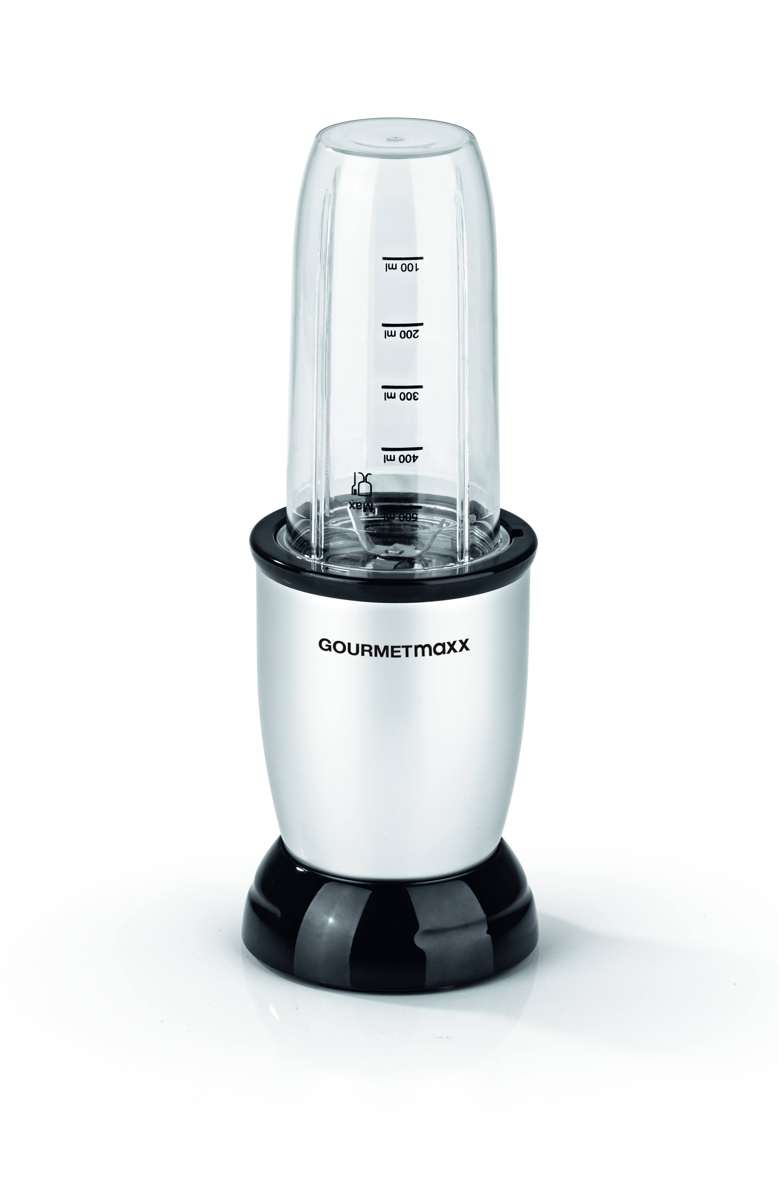 Mixbecher auf silber-schwarzem Sockel, mit dem Wort 'GOURMETMAXX'.