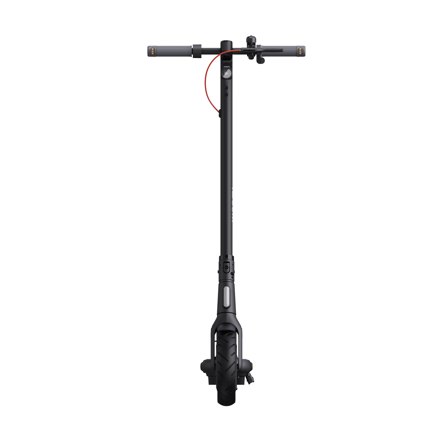 Scooter eléctrico negro sobre fondo negro, visto de frente.
