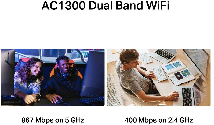 Két ember laptopokkal játszik, amelyek internet sebességet mutatnak.