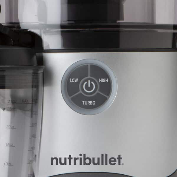 Közelkép egy ezüst Nutribullet turmixgépről, előlapján a bekapcsoló gombokkal.