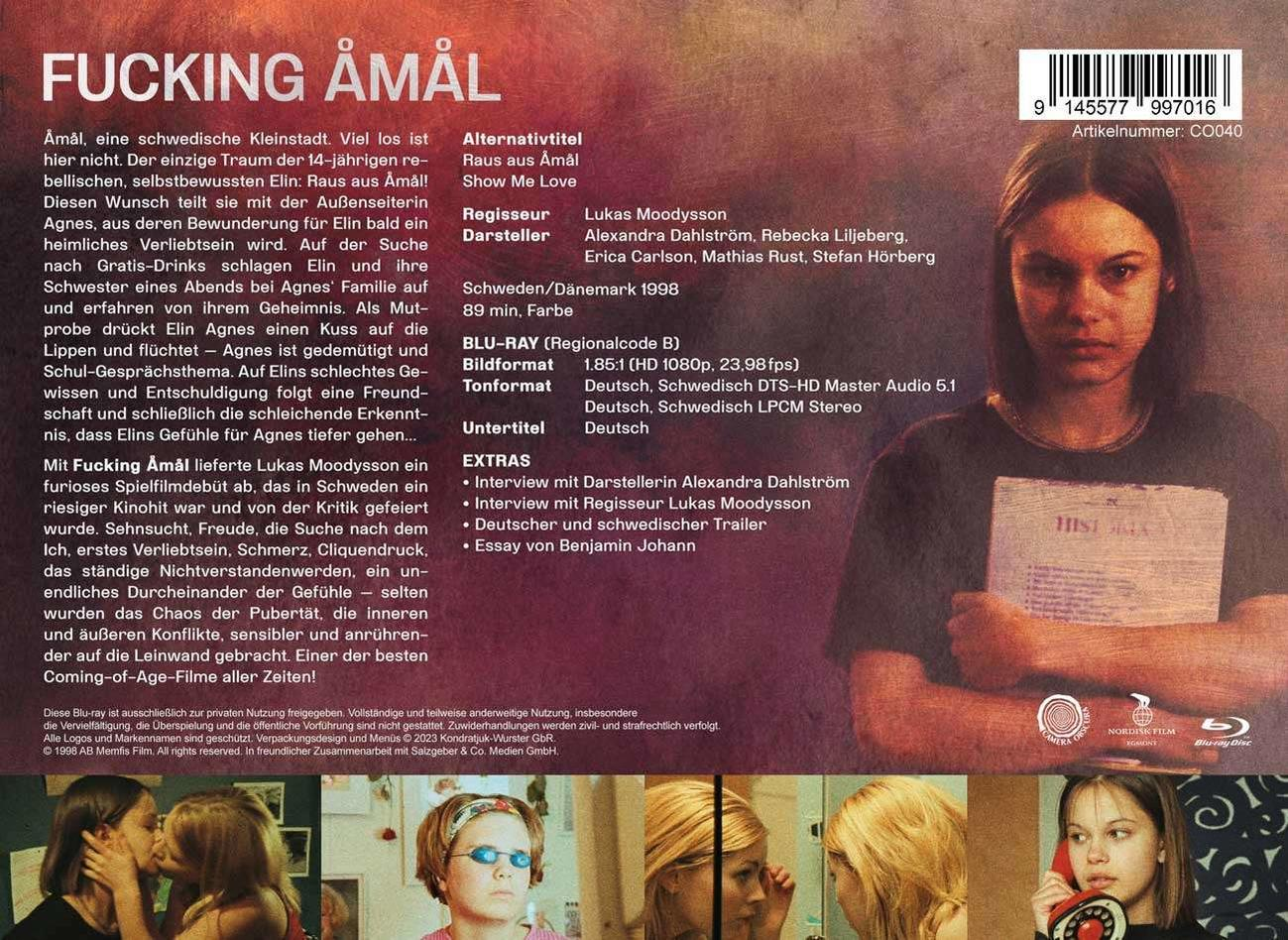 Filmposter mit Text und einer Frau, die ein Buch hält. Der Hintergrund enthält Filmdetails und Bilder.