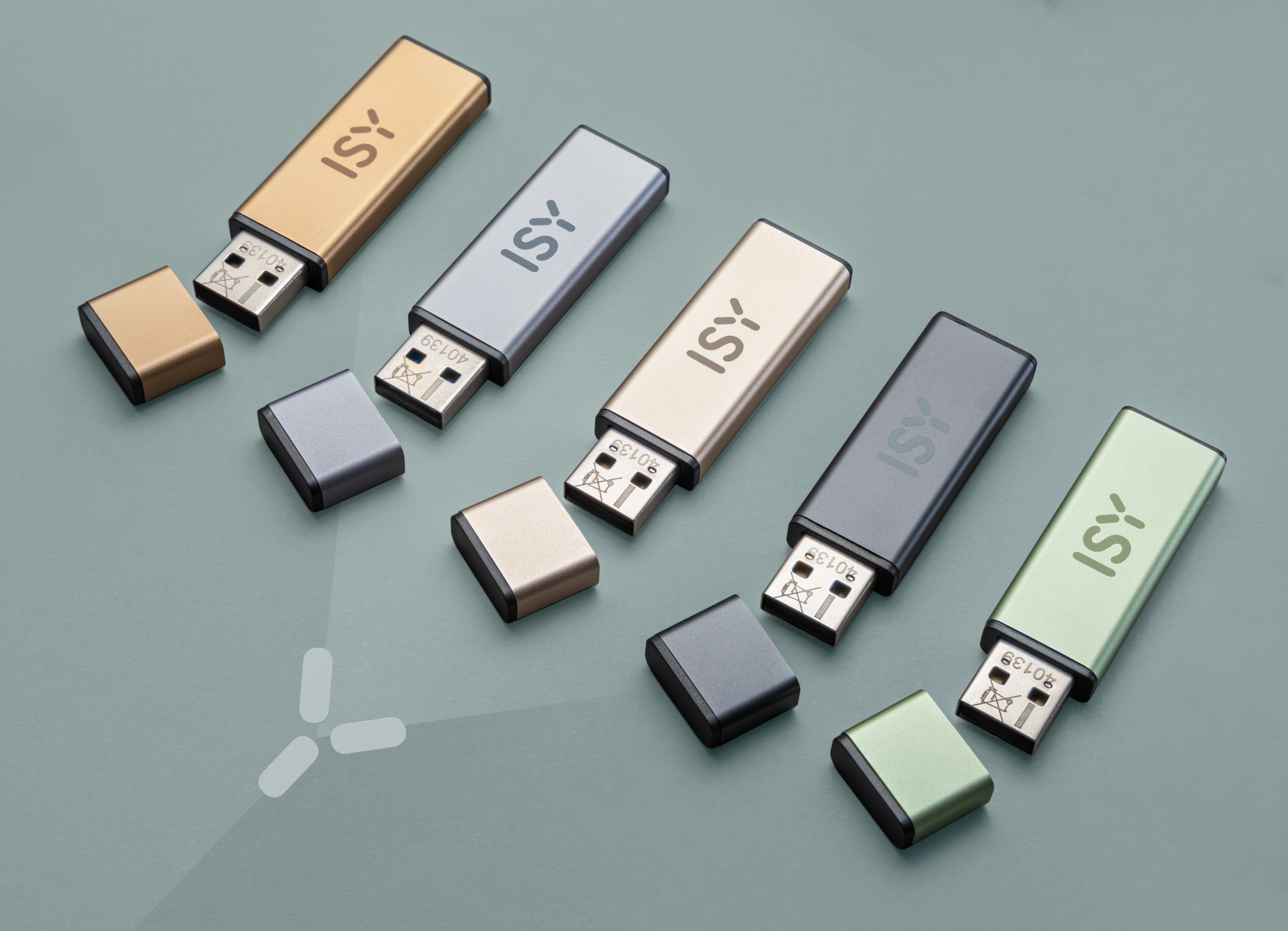 Fünf USB-Sticks mit abgenommenen Kappen, angeordnet auf einer grün-grauen Oberfläche.