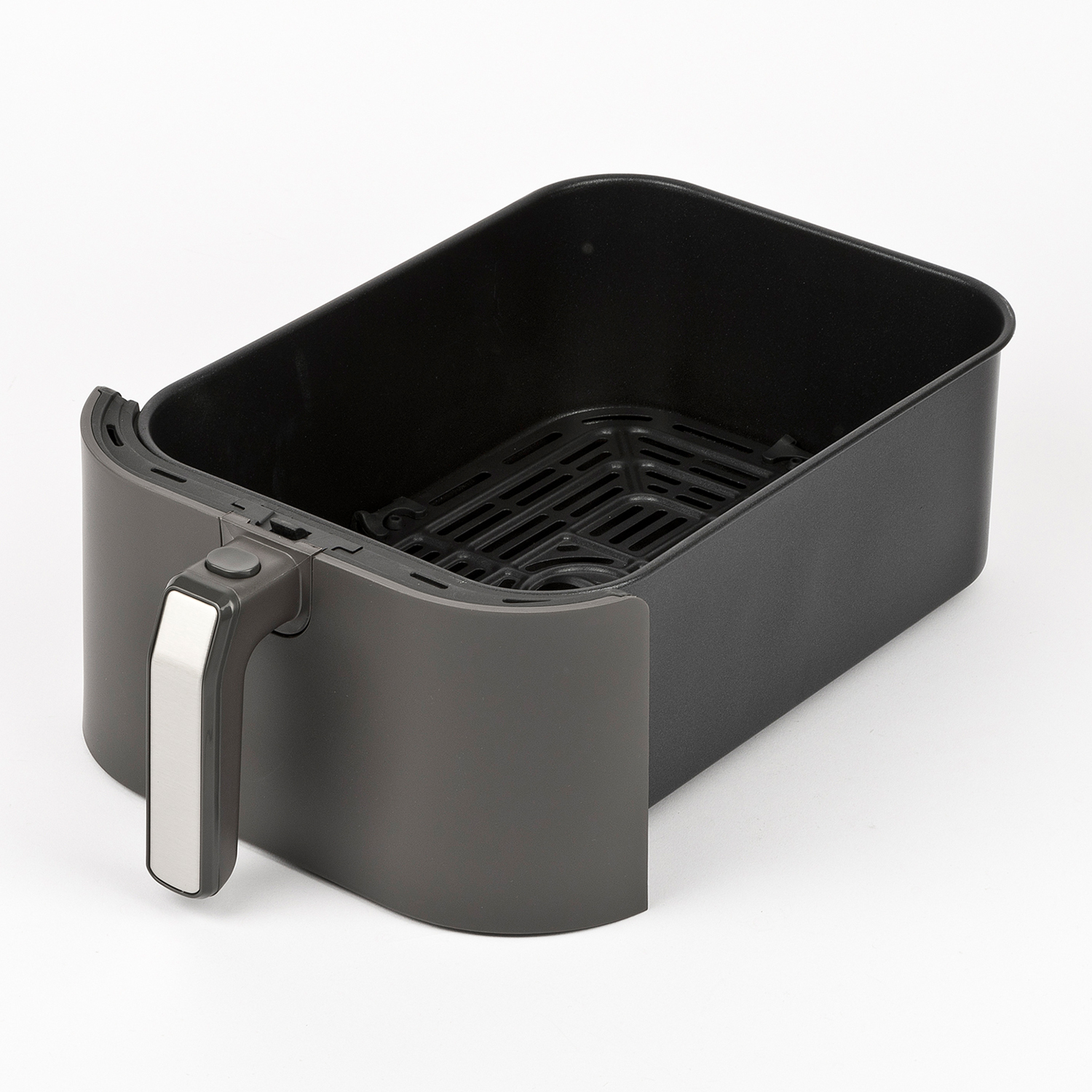 Cestello vuoto per friggitrice ad aria grigio scuro con manico. Sfondo bianco.