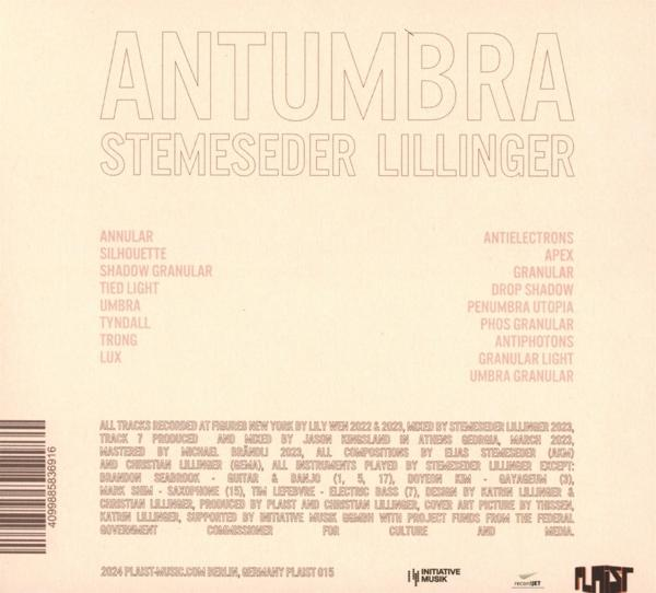 Albumcover mit Text und einem Schallplattenlabel-Logo.