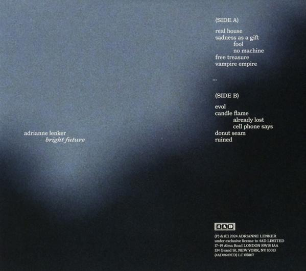 Adrienne Lenkers Albumcover mit Songtiteln auf dunklem Hintergrund.