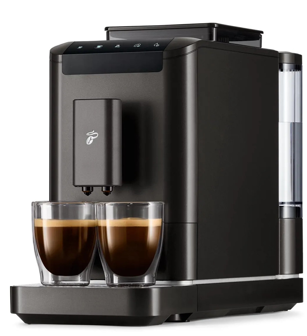 Czarny ekspres do kawy z dwiema szklankami kawy. Stoi na białym stole.