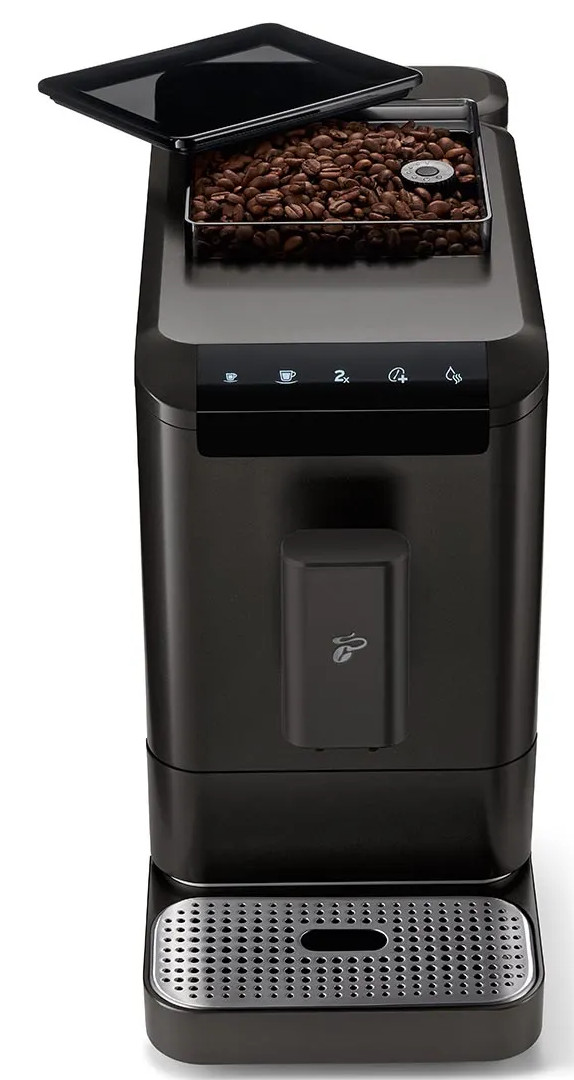 Czarny ekspres do kawy z ziarnami kawy na górze, białe tło.