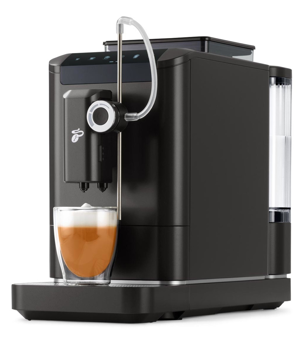 Czarny ekspres do kawy ze szklanką latte. Widoczna przezroczysta rurka i zbiornik na wodę.