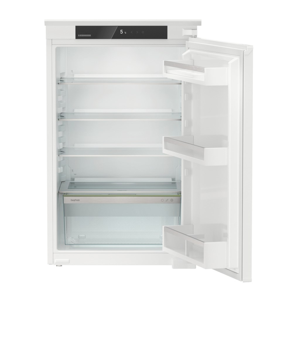 Ein offener weißer Kühlschrank mit Regalen und Schubladen. Der Innenraum ist leer.