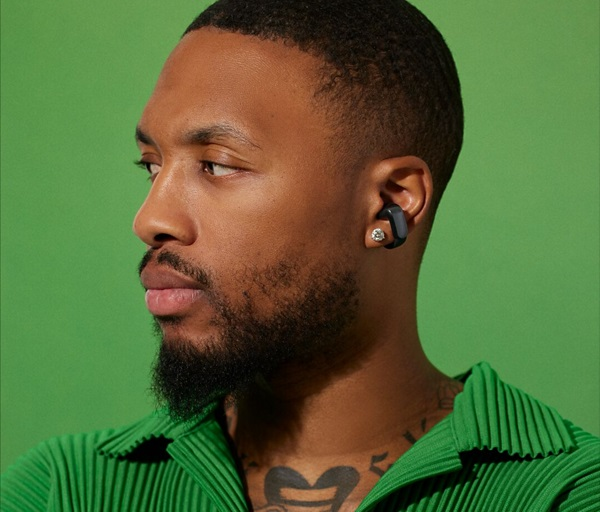 Mężczyzna w słuchawkach, zielone tło.