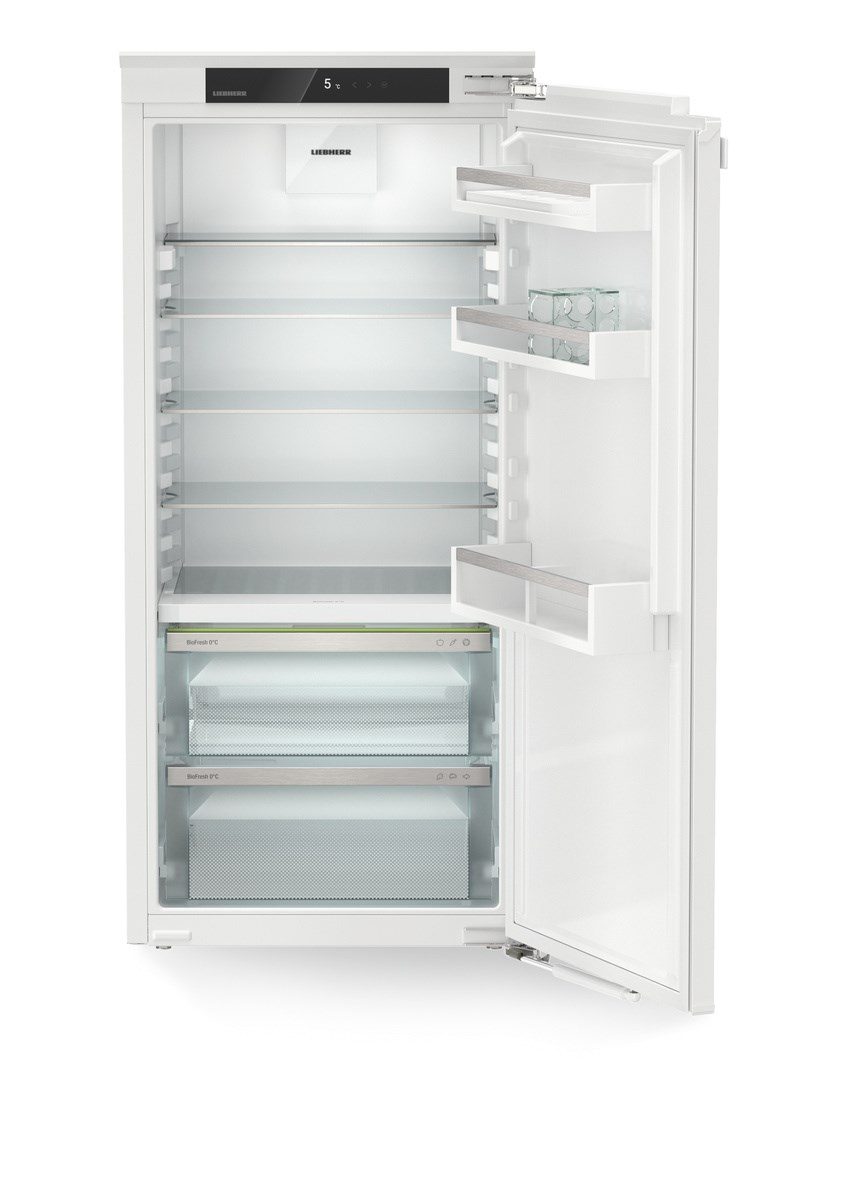 Weißer Kühlschrank mit offener Tür, Regale innen. Leerer Innenraum. Hintergrund ist weiß.