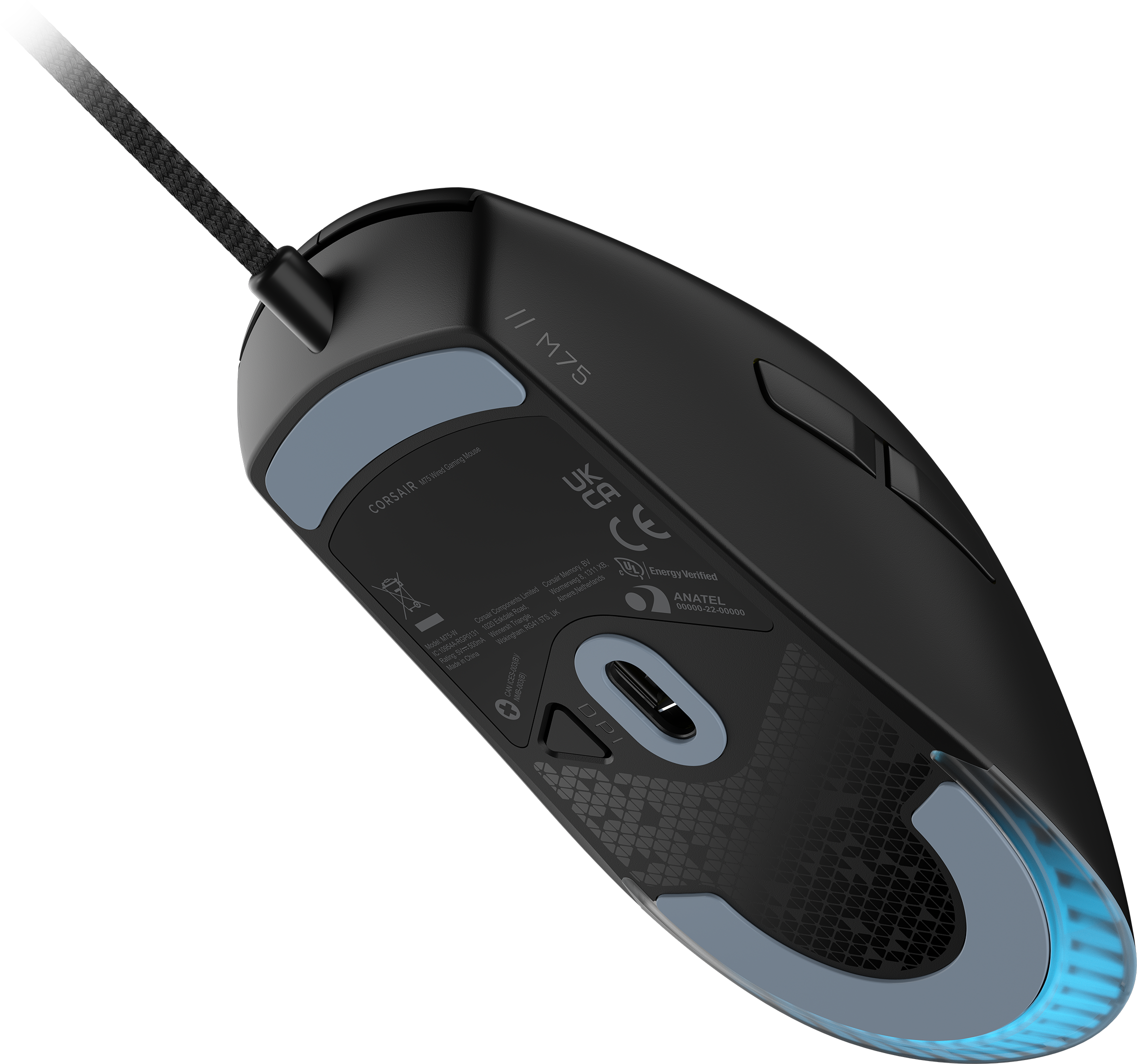 Schwarze Gaming-Maus, Unterseite. Merkmale sind DPI-Taste, Kabel und hellgraue Pads. Blaues Licht unten.