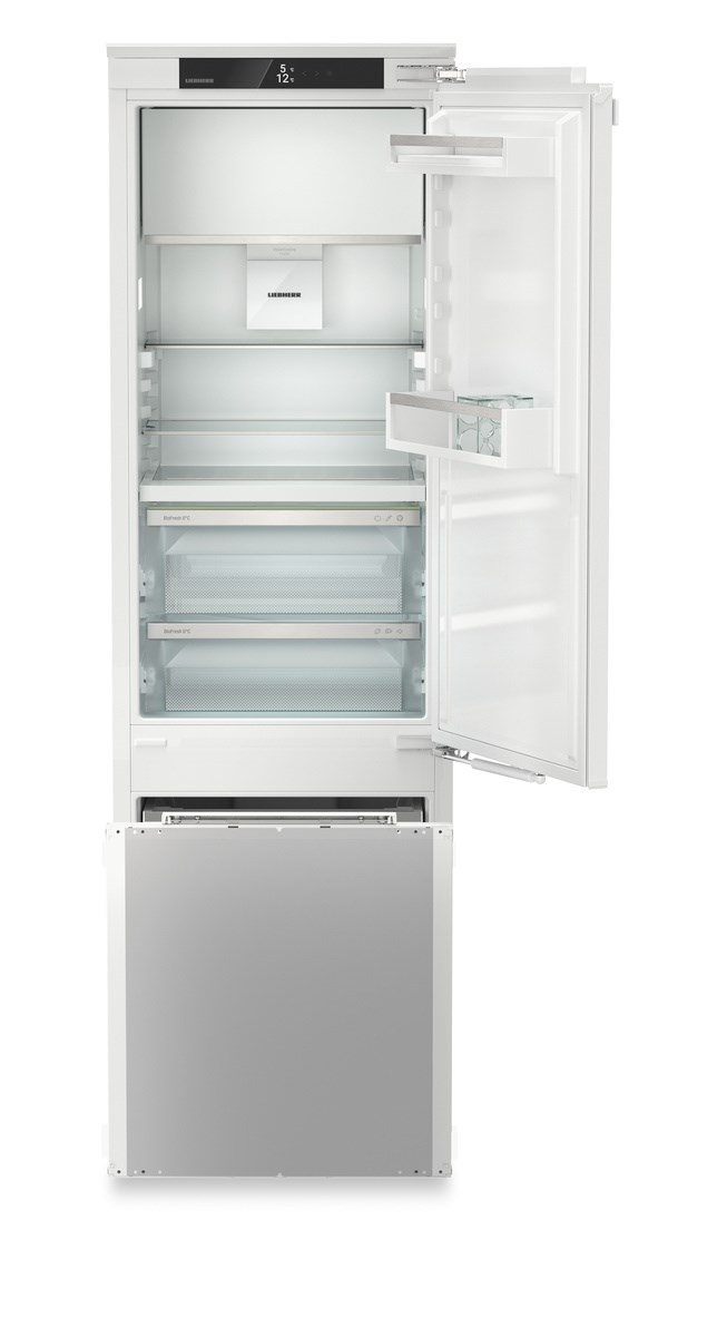 Ein weißer Kühlschrank mit offener Tür, die Regale und Schubladen zeigt.