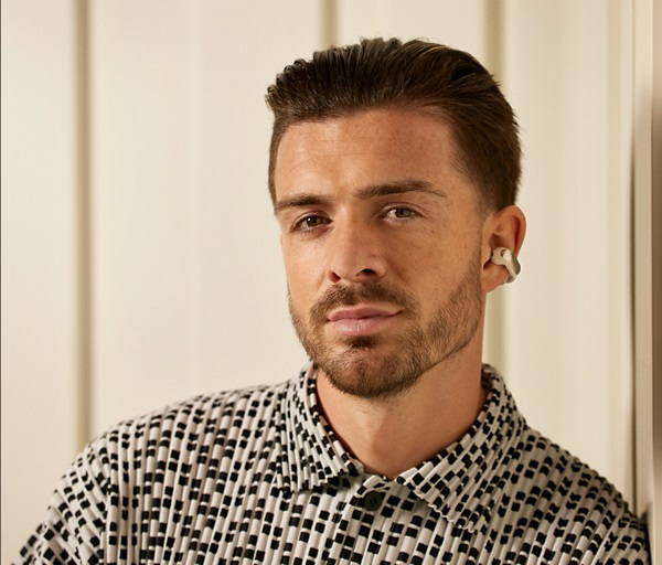 Mężczyzna ze słuchawką, patrzący w kamerę.