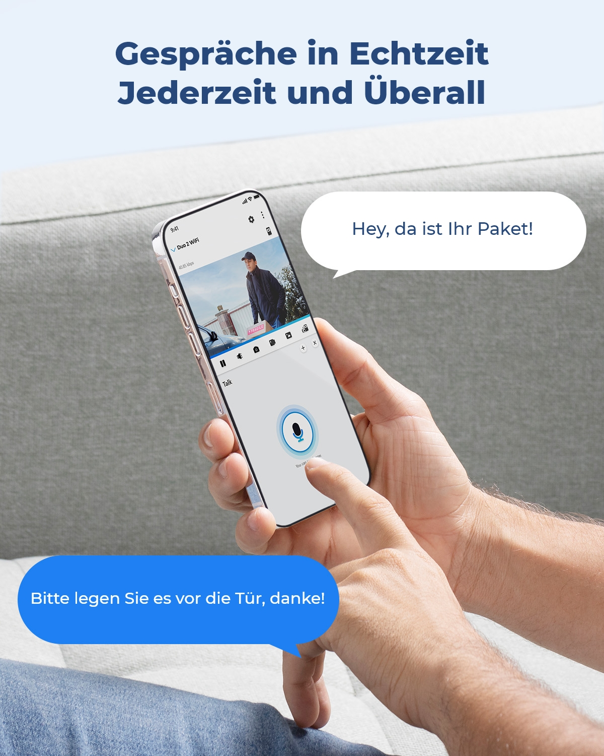 Eine Person, die ein Telefon mit einem laufenden Videoanruf hält.