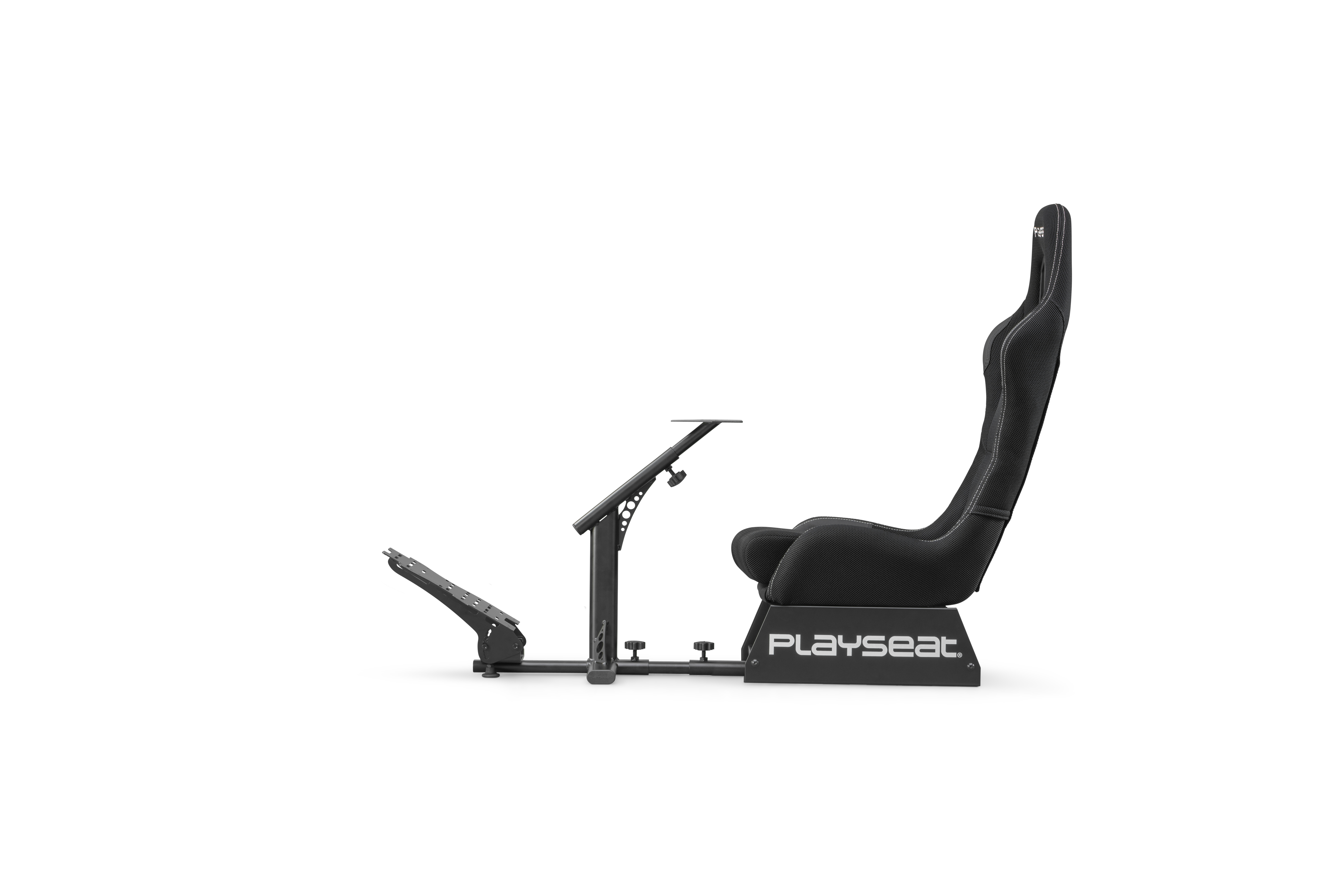 Un fauteuil de jeu Playseat noir avec un bureau noir et des pédales. Il est sur fond blanc.