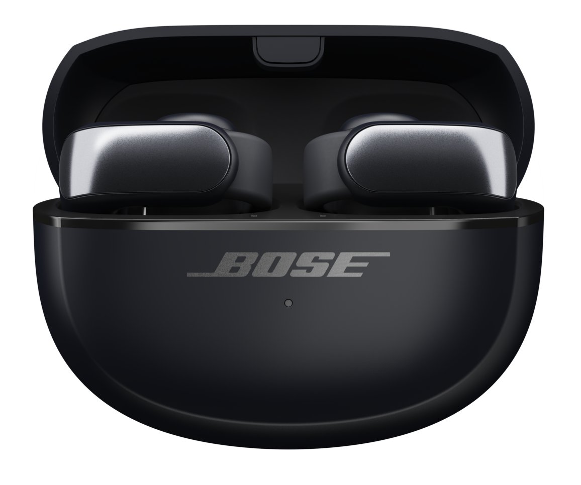 Widok z boku czarnego kontrolera do gier. Kształt jest ergonomiczny.