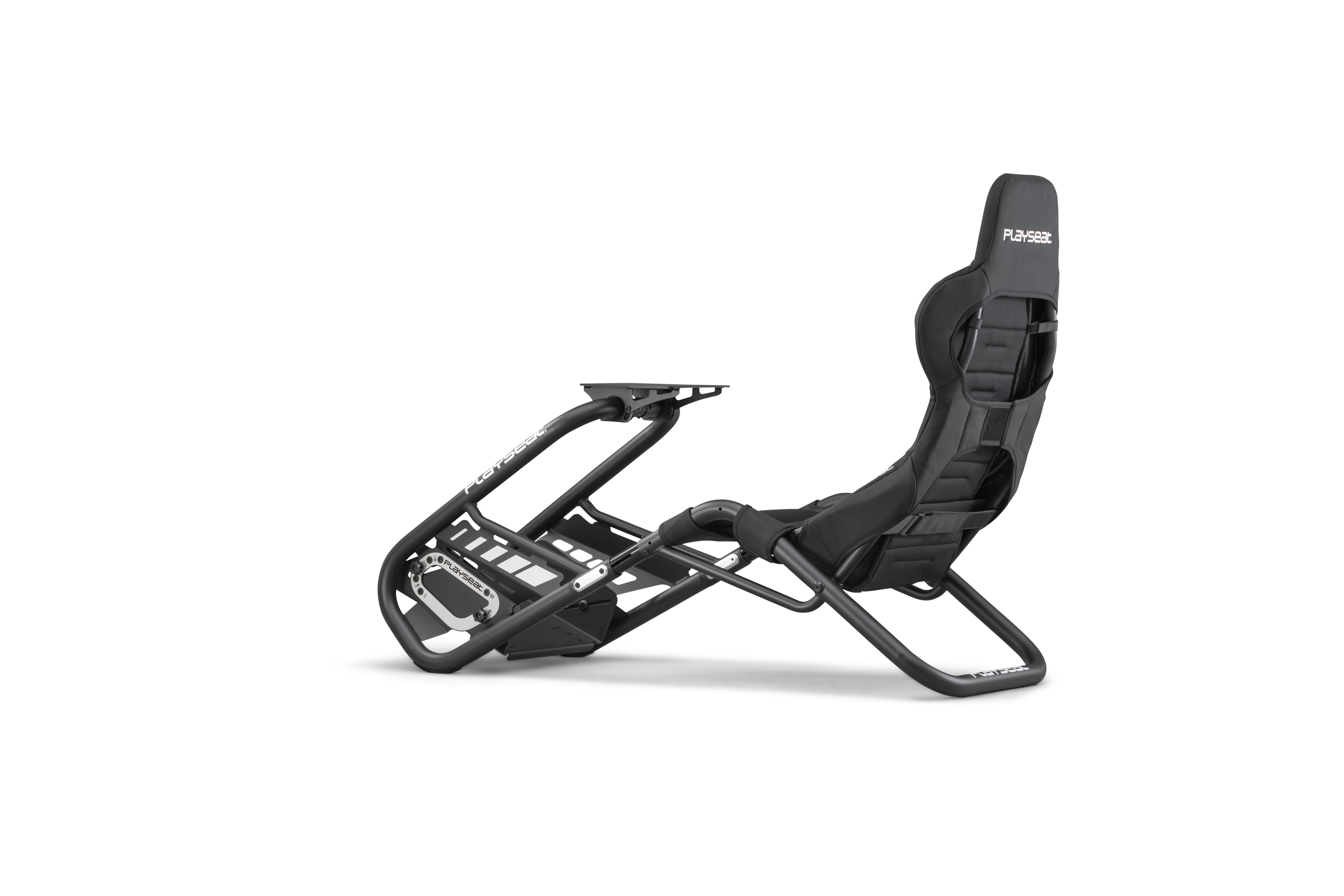 Un siège de course Playseat noir sur fond blanc. Il a un siège, un dossier et un cadre pour volant et pédales.