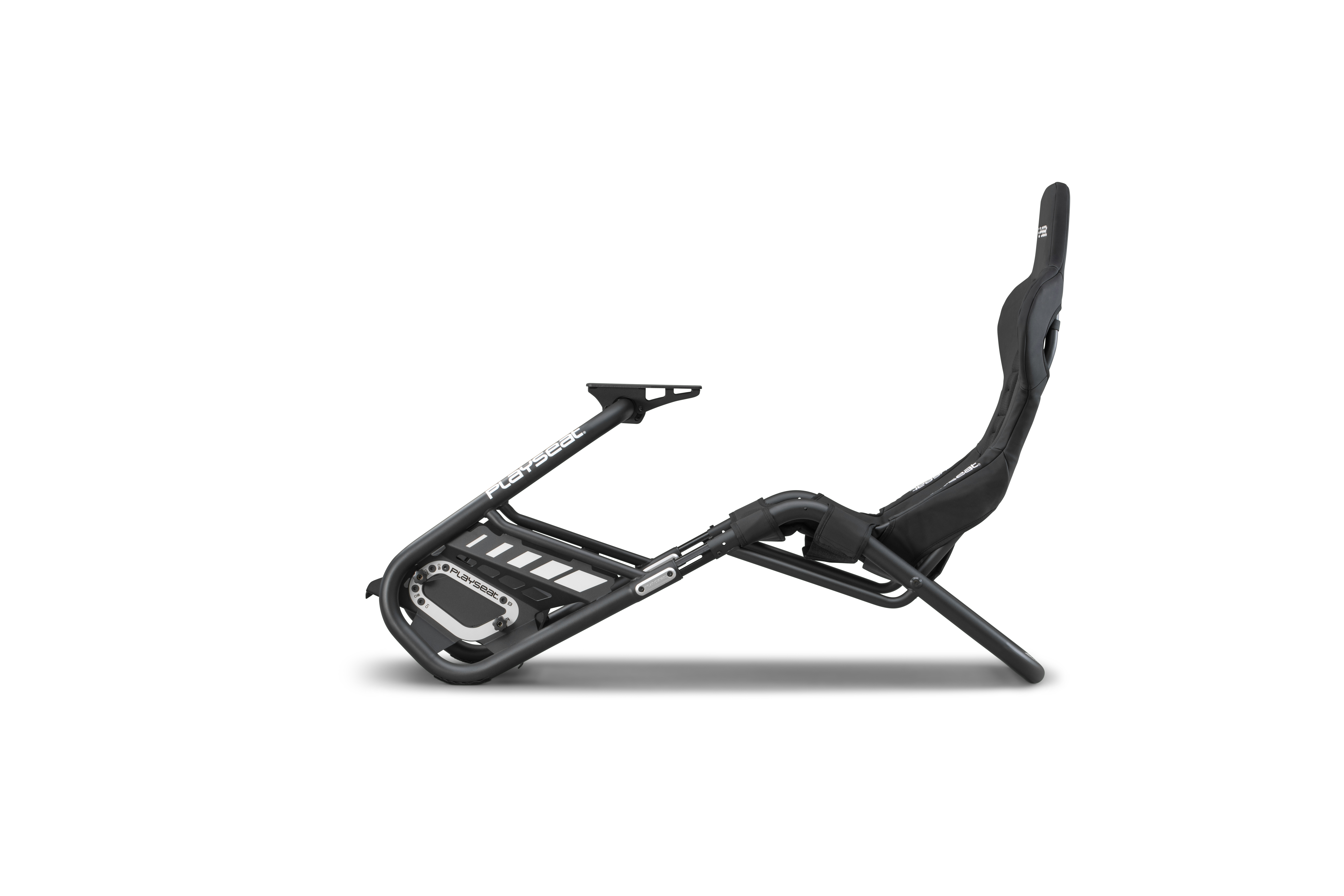 Une chaise de simulateur de course Playseat noire et argentée est présentée, inclinée sur le côté, sur fond blanc.